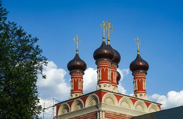 Купола Православной Церкви Голубое Небо Облаками Зеленая Листва Деревьев — стоковое фото