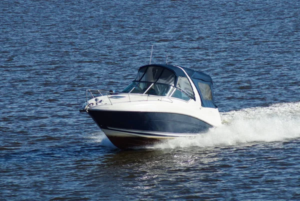 Моторний Човен Біла Стежка Воді — стокове фото