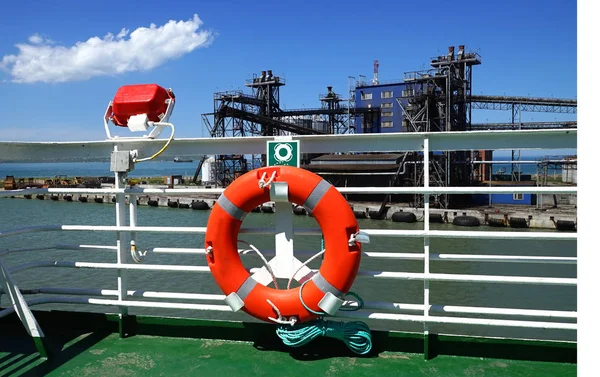 Lifebuoy Aan Boord Van Het Schip Uitzicht Haven — Stockfoto