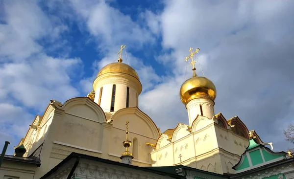 Zlaté Kopy Pravoslavné Církve Bílé Mraky Plující Přes Modrou Oblohu — Stock fotografie