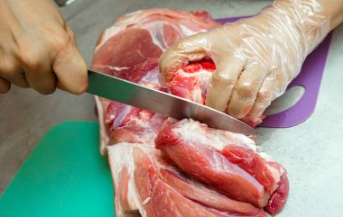 Bir bıçak ile kesme et.