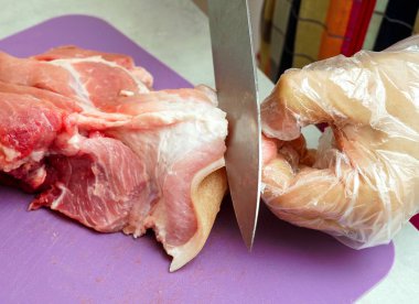 Bir bıçak ile kesme et.