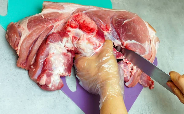 Cutting meat with a knife. — Stock Photo, Image