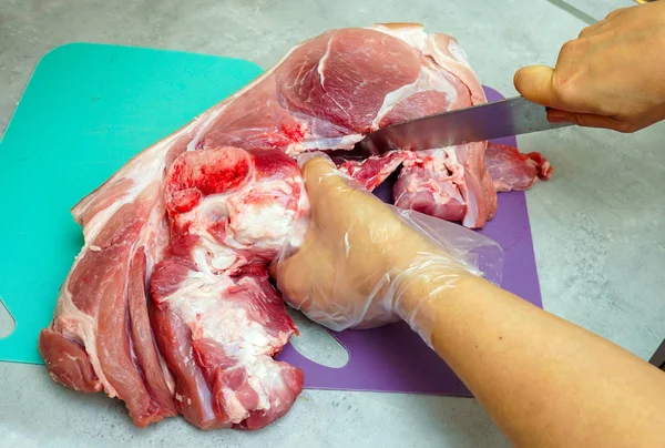 Corte de carne com uma faca . — Fotografia de Stock