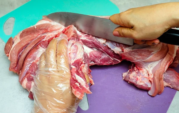 Corte de carne com uma faca . — Fotografia de Stock