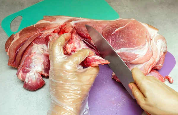 Cutting meat with a knife. — Stock Photo, Image