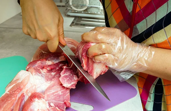 Vlees snijden met een mes. — Stockfoto