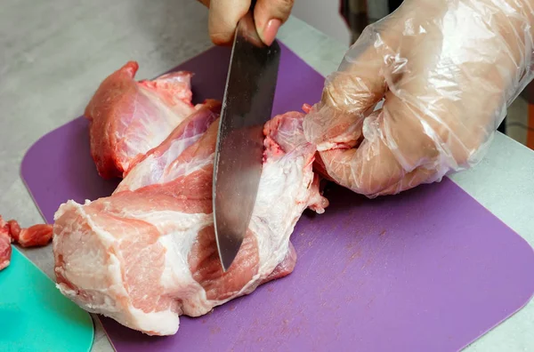 Corte de carne com uma faca . — Fotografia de Stock