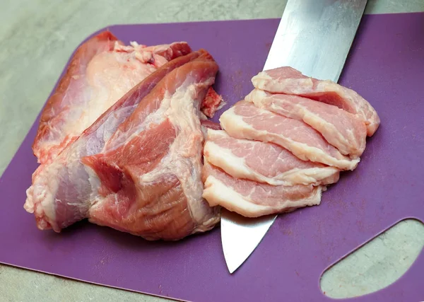 Corte de carne com uma faca . — Fotografia de Stock