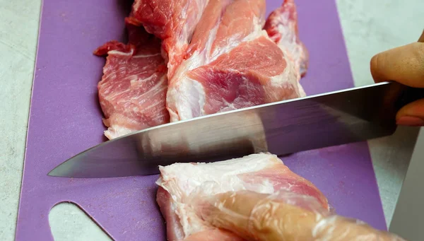 Tagliare la carne con un coltello . — Foto Stock