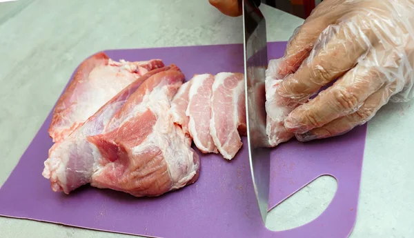 Styckning av kött med en kniv. — Stockfoto