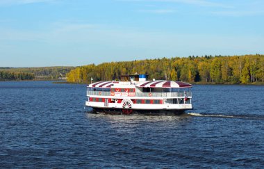 Uglich, Rusya - Nisan, 2017: Cruise tekerlekli motorlu gemi. GemideKi yazıt 
