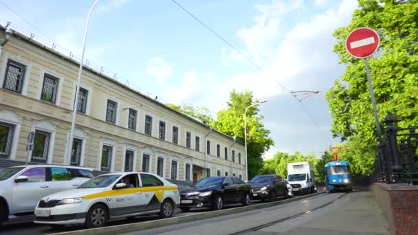 Moscou Russie Mai 2018 Tramway Longe Boulevard Vert Embouteillage Sur — Video