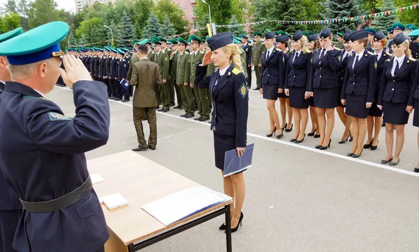 Москва Росія 2014 Червня Красива Дівчина Уніформі Дає Салют Військовий — стокове фото