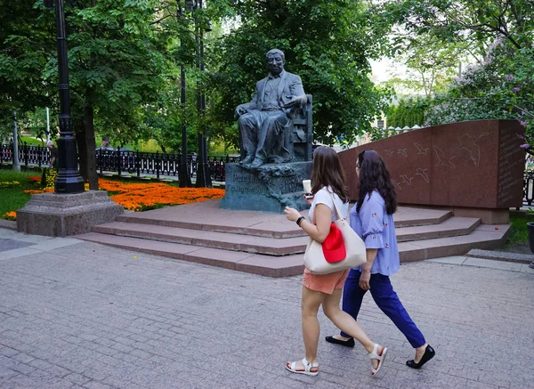 Moscú Rusia Mayo 2019 Monumento Rasul Gamzatov Yauzsky Boulevard —  Fotos de Stock