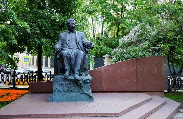 俄罗斯莫斯科 2019年5月 亚乌茨基大道上拉苏尔 甘扎托夫纪念碑 — 图库照片