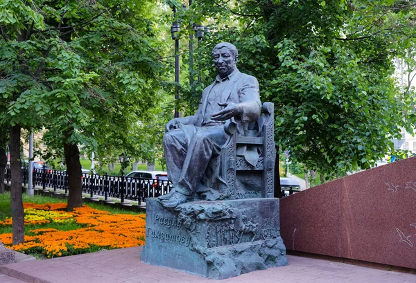 Moskova, Rusya - Mayıs 2019: Yauzsky Bulvarı'ndaki Resul Gamzatov Anıtı.