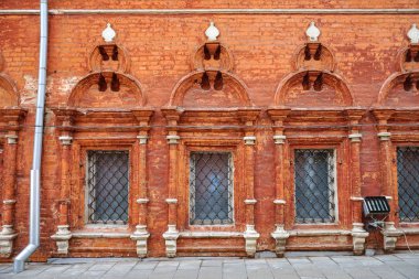 Moskova, Rusya - Mayıs 2019: Vysokopetrovsky manastırı. İç binaların cephesi.