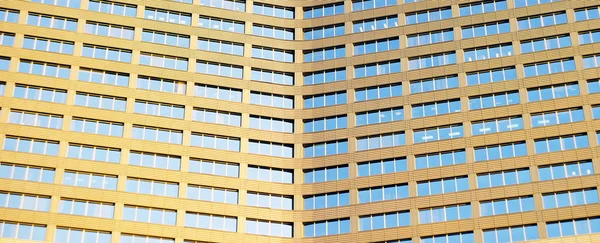 近代的なオフィスビルのファサード 多くの窓 — ストック写真