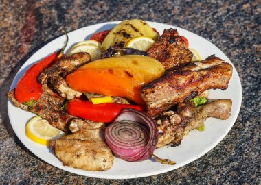 Barbekü et ve sebze kapatmak