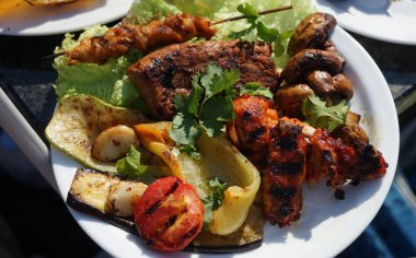 Barbekü et ve sebze kapatmak