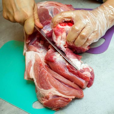 Bir bıçak ile kesme et.