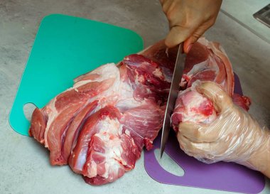 Bir bıçak ile kesme et.