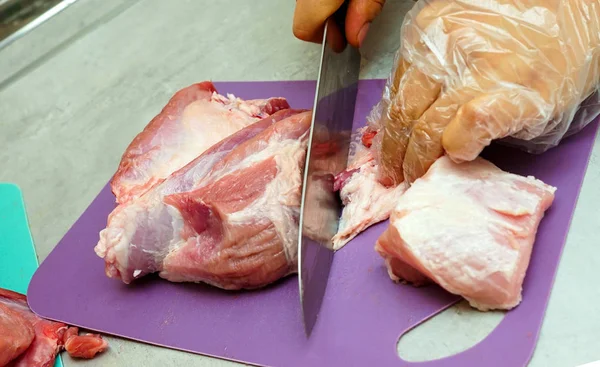 Styckning av kött med en kniv. — Stockfoto