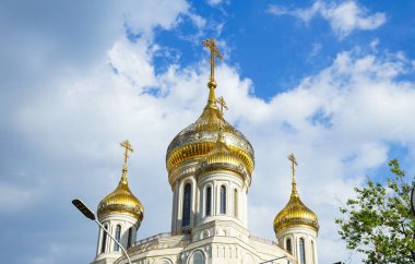 Moskova, Rusya, Haziran - 2019: Sretensky Erkek Manastırı, Rusya'nın Yeni Şehitler ve Confessorler tapınağının kubbesi.