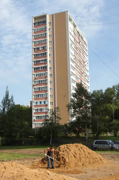 Moskva Září 2016 Dělníci Vykopávají Hromádku Písku Vícepodlažní Obytnou Budovu — Stock fotografie
