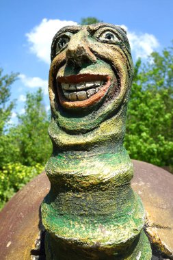 Mytishchi, Rusya - Eylül 2016: Cüce mantar evinde sihirli solucan. Şehir parkında küçük muhteşem skulpture.