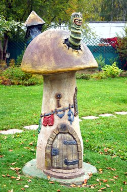 Mytishchi, Rusya - Eylül 2016: Cüce mantar evinde sihirli solucan. Şehir parkında küçük muhteşem skulpture.