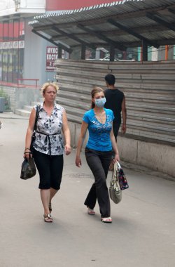 Moskova - Temmuz 2016: Maskeli insanlar, şehirde sis.