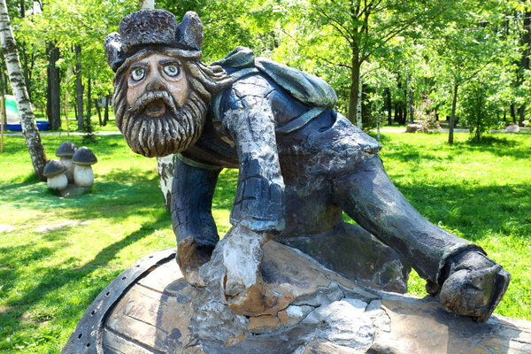 Мытищи, Россия - сентябрь 2016: Испуганный старик с бородой. Небольшая сказочная скульптура в городском парке
.