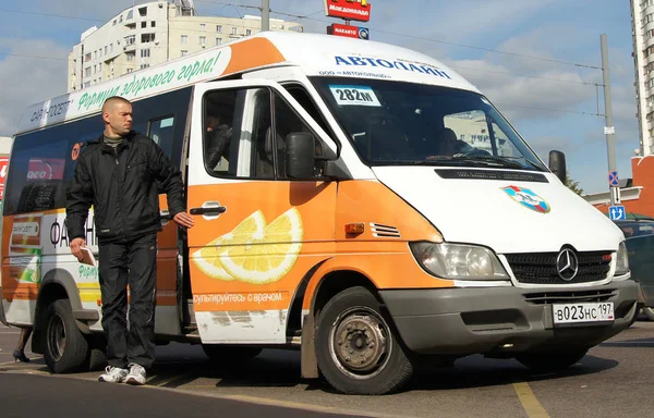 Moscou Janeiro 2016 Minibus Táxi Rota Fixa Uma Rua Cidade — Fotografia de Stock