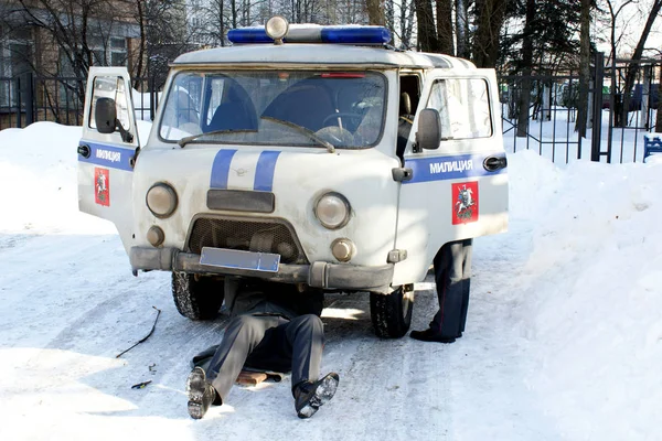 Moskau Januar 2016 Der Fahrer Unter Dem Auto Repariert Den — Stockfoto