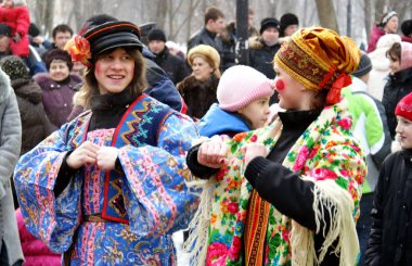 Moskova - Şubat 2016: Kostümlü Rus halk dansları. Karnaval Kutlaması.