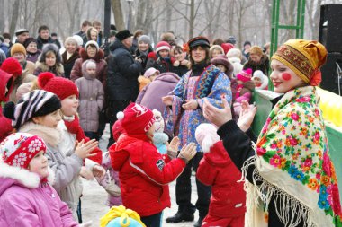 Moskova - Şubat 2016: Kostümlü Rus halk dansları. Karnaval Kutlaması.