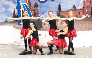 Moskova, Eylül 2016: Sahnede dans. Şehir günü sokak performansı.