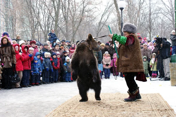 Moscow February 2016 Dancing Trained Bear Celebration Carnival — Stock Photo, Image