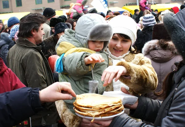 Mosca Febbraio 2016 Mangiare Frittelle Celebrazione Del Carnevale — Foto Stock