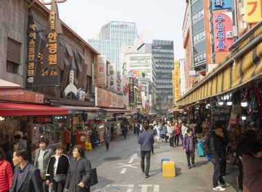 Seul - Nisan 2019: Sokaktaki insanlar. Namdemun pazarı.