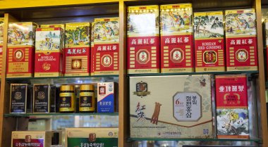 Seul - Nisan 2019: Ginseng ürünleri, preparatlar, ginseng dükkanı.