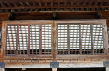 Eski bir Kore saray binasının kapalı penceresi ile cephenin bir parçası. Deoksugung Sarayı, Seul.