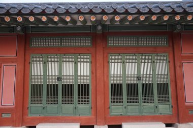 Eski bir Kore saray binasının kapalı penceresi ile cephenin bir parçası. Deoksugung Sarayı, Seul.