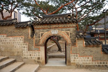 Seul, Mart - 2019: Saray binasının küçük kapısı ve taş duvarı. Deoksugung Sarayı, Seul.