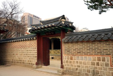 Seul, Mart - 2019: Saray binasının küçük kapısı ve taş duvarı. Deoksugung Sarayı, Seul.