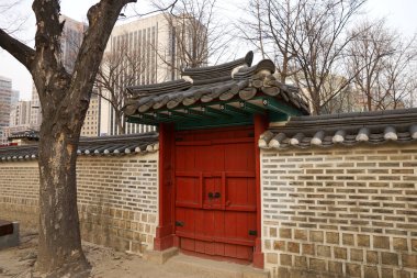 Seul, Mart - 2019: Saray binasının küçük kapısı ve taş duvarı. Deoksugung Sarayı, Seul.