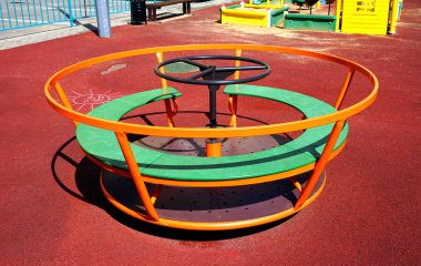  Oyun alanında çocuk küçük atlıkarınca.