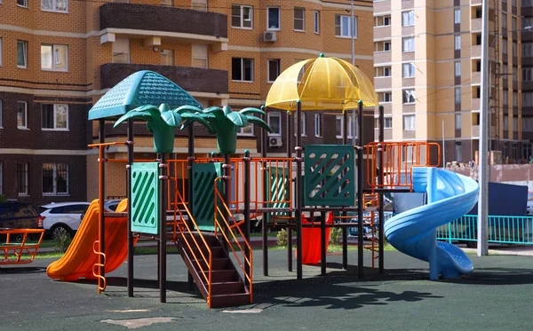 Deslize Parque Infantil Pátio Prédio Apartamentos — Fotografia de Stock